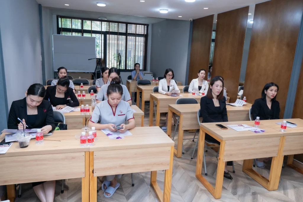 Nhân viên Shynh Group tham gia đào tạo chuyên môn
