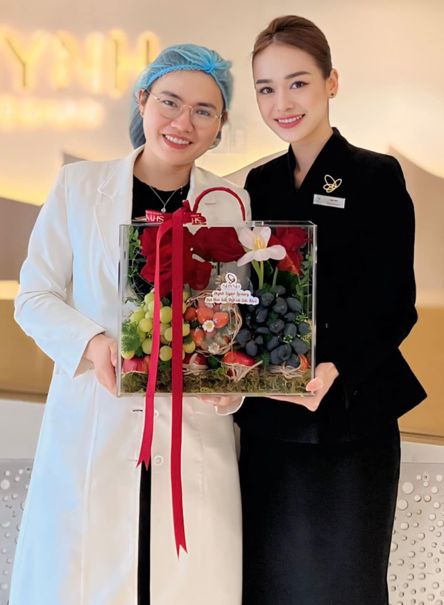 Chủ Tịch Lê Thị Xuân Tặng Quà Tri Ân Hội Đồng Bác Sĩ Shynh Group